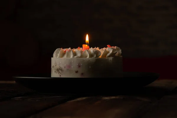 家のテーブルの上でお誕生日ケーキ — ストック写真