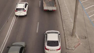 Ukrayna Dnipro 31.08.2021 - Sabah Dnipro şehrinin merkez caddesi boyunca bir araba sürüyorum, Dnipro şehri, şehir sabah trafiği, şehir merkezi