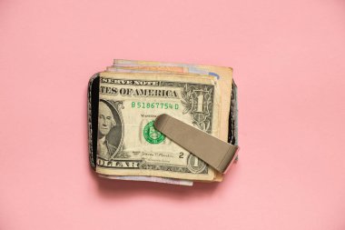 Soyutlanmış bir arkaplanda klibi olan bir cüzdanda dolar para, para ve finans için bir klip.