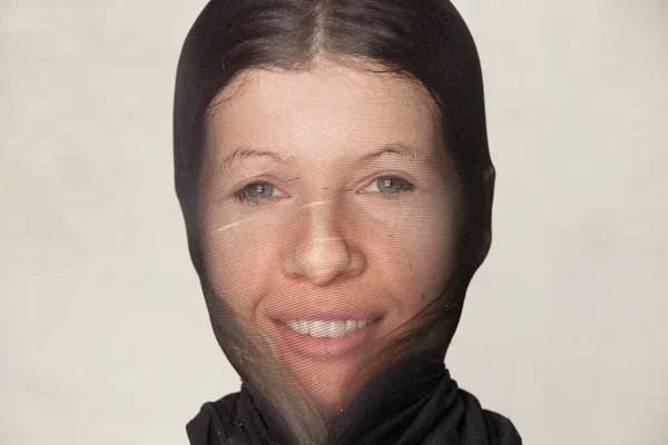 Κορίτσι Νάιλον Μαύρη Κάλτσα Στο Κεφάλι Ανωνυμία Κρύβει Πρόσωπό Της — Φωτογραφία Αρχείου