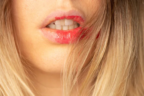 Muchacha Joven Con Lápiz Labial Rojo Los Labios Sin Tratamiento — Foto de Stock