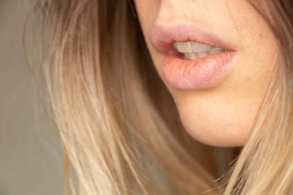 Lábios Uma Jovem Sem Tratamento Lábios Boca Face Close — Fotografia de Stock