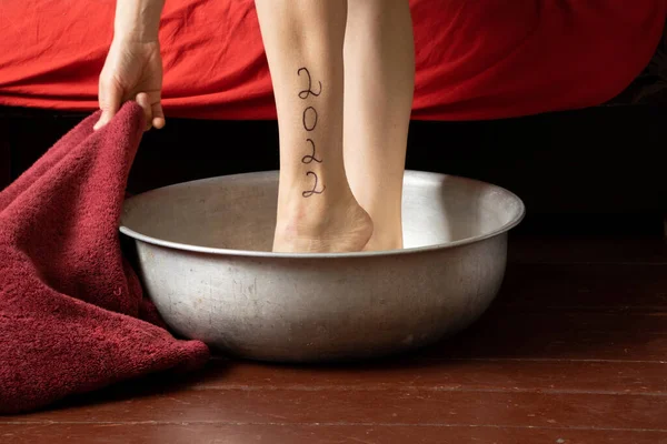 2022 Written Women Feet Girl Washes Her Feet Bowl Happy — Stockfoto