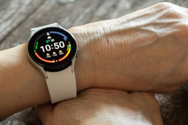 Ukrayna Dnipro 30.11.2021 - Akıllı saat Samsung Galaxy Saat 4.40 mm Bir kadının elinde, teknoloji, akıllı saat, elinde saat