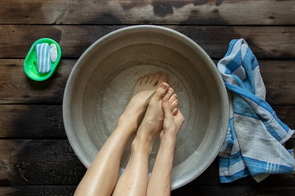 Kız Ayaklarını Evdeki Ahşap Zeminde Bir Havuzda Yıkıyor Ayak Bakımı — Stok fotoğraf
