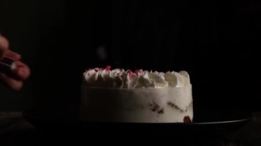 Karanlıkta mumlu pasta, doğum günü ve kutlama