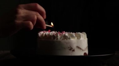 Kız dilek diler ve mumları söndürür karanlıkta, doğum gününde ve tatilde