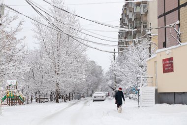 Ukrayna Dnipro 26.12.2021 - Kışın karlı bir şehirde insanlar sabah kardan sonra robota ulaşmaya çalışıyor, şehirde kış