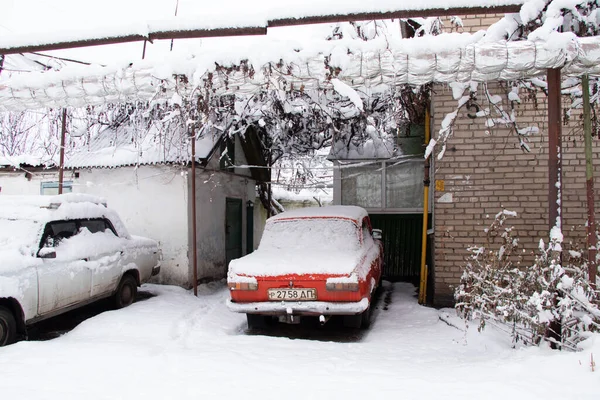 Ucrania Dnipro 2021 Ciudad Invierno Con Los Coches Nieve Gente — Foto de Stock