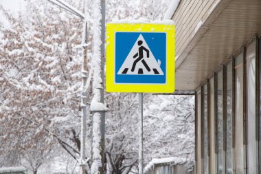 Kışın karlı bir yolda yaya geçidine dair bir işaret Ukrayna 'da kışın bir yaya geçidi tabelası olan Dnipro şehrinde yollar açıldı.