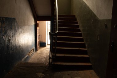 Strij çok katlı bir Sovyet binası ve girişi Ukrayna 'da, Dnipro şehrinde, girişi girişi olan iki katlı bir bina.