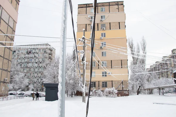 ウクライナのドニプロ市の雪の厳しさからワイヤをたるませ 都市の住宅街のポール上の氷と雪の中の電線 — ストック写真