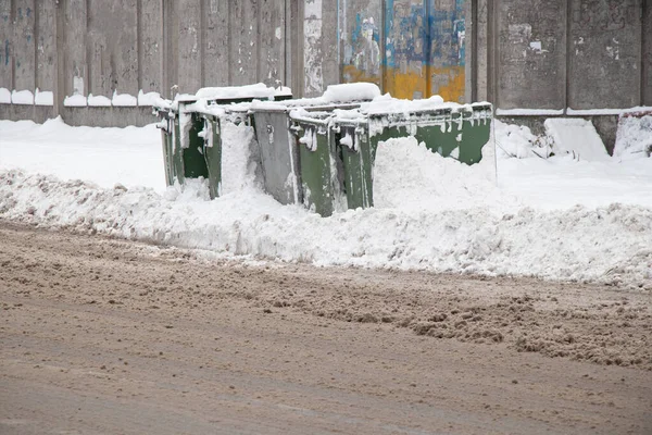 Trash Cans Snow Fence Road Garbage Collection Trash Can Winter — Stock Photo, Image