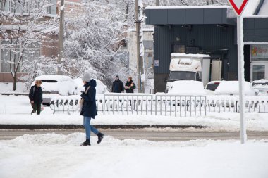 Ukrayna Dnipro 27.12.2021 - Şehir sakinleri kışın sokakta bir uyku alanında sabah robota giderler, şehirde kış