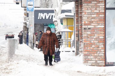 Ukrayna Dnipro 27.12.2021 - Şehir sakinleri kışın sokakta bir uyku alanında sabah robota giderler, şehirde kış