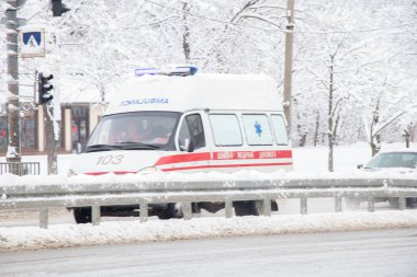 Ukrayna Dnipro 27.12.2021 - Ambulans kışın karda yolda, eski paslı ambulans şehrin merkezinde kışın karda yolda