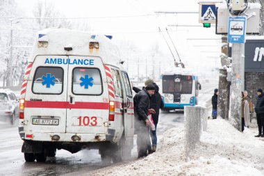 Ukrayna Dnipro 27.12.2021 - Ambulans kışın karda yolda, eski paslı ambulans şehrin merkezinde kışın karda yolda
