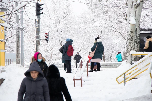 Ukrajina Dnipro 2021 Obyvatelé Města Zimě Ulici Prostoru Spaní Ráno — Stock fotografie