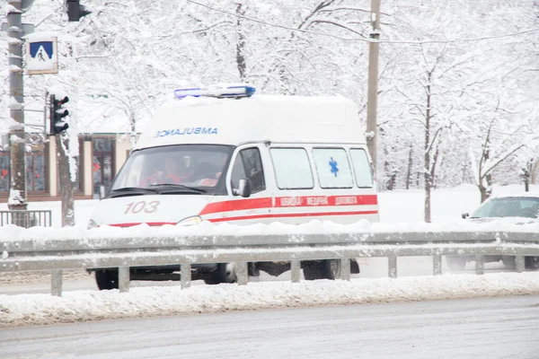 Ukrayna Dnipro 27.12.2021 - Ambulans kışın karda yolda, eski paslı ambulans şehrin merkezinde kışın karda yolda