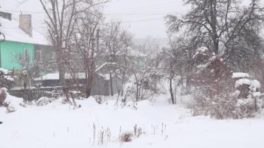Aralık ayında Ukrayna 'nın Dnipro şehrinde özel evleri olan yerleşim yeri, 2021 yılında şehirde kar yağışı