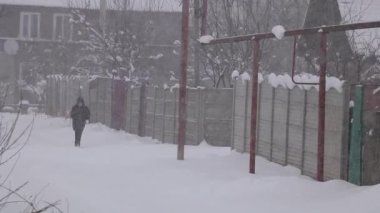 Aralık ayında Ukrayna 'nın Dnipro şehrinde özel evleri olan yerleşim yeri, 2021 yılında şehirde kar yağışı