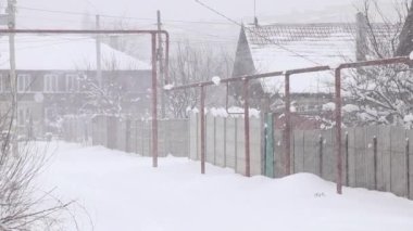 Aralık ayında Ukrayna 'nın Dnipro şehrinde özel evleri olan yerleşim yeri, 2021 yılında şehirde kar yağışı