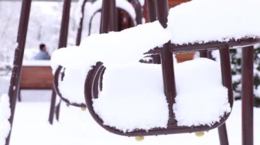Çocuk salıncağı, Ukrayna 'nın kışında, kışın Ukrayna' da, çocuksuz bir yerleşim bölgesinin bahçesinde.