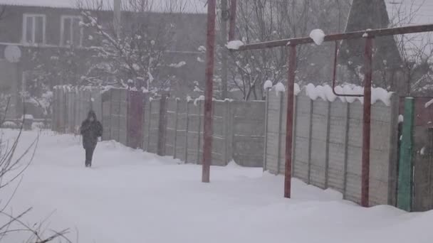 ウクライナのドニプロ市で12月に雪の中で民間住宅と住宅睡眠エリア 市内で2021年に降雪 — ストック動画