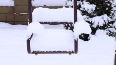 Çocuk salıncağı, Ukrayna 'nın kışında, kışın Ukrayna' da, çocuksuz bir yerleşim bölgesinin bahçesinde.