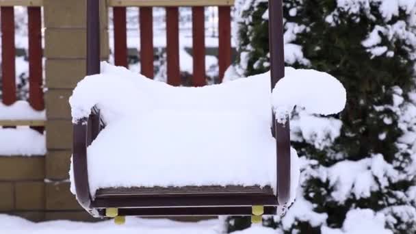 Dětský Houpačka Dvoře Obytné Čtvrti Bez Dětí Sněhu Zimě Prosinci — Stock video