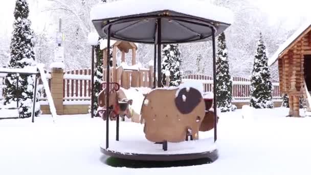 Children Swing Courtyard Residential Area Children Snow Winter December Ukraine — стоковое видео