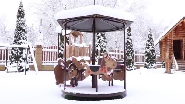 Dětský Houpačka Dvoře Obytné Čtvrti Bez Dětí Sněhu Zimě Prosinci — Stock video