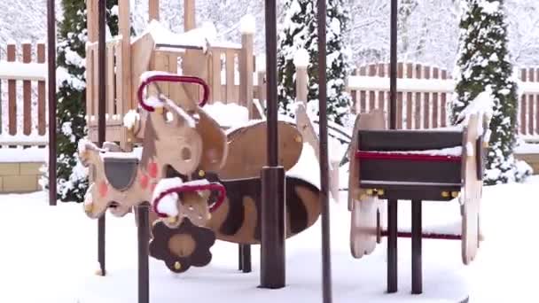 Schommel Voor Kinderen Binnenplaats Van Een Woonwijk Zonder Kinderen Sneeuw — Stockvideo