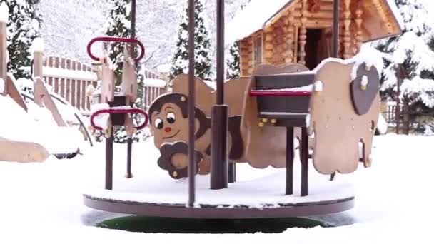 Columpio Infantil Patio Una Zona Residencial Sin Niños Nieve Invierno — Vídeos de Stock