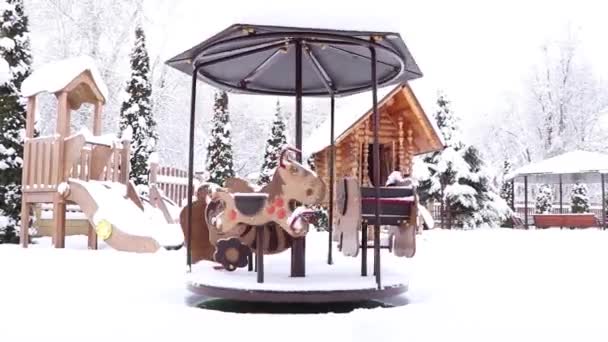 Huśtawka Dla Dzieci Dziedzińcu Dzielnicy Mieszkalnej Bez Dzieci Śniegu Zimie — Wideo stockowe