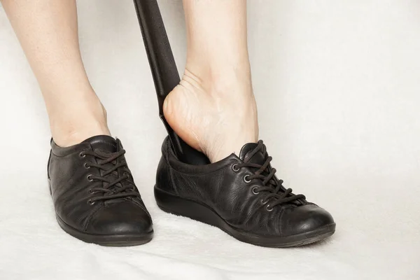 Γυναικεία Παπούτσια Μαύρα Sneakers Ένα Shoehorn Λευκό Φόντο Παπούτσια Μαύρα — Φωτογραφία Αρχείου