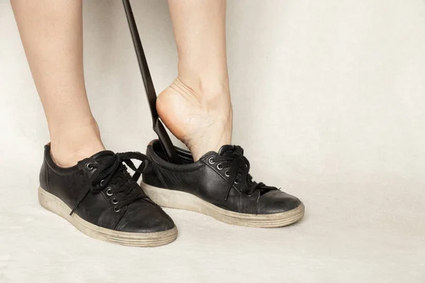 Meisje Schoenen Zwart Sneakers Met Een Schoenlepel Een Witte Achtergrond — Stockfoto