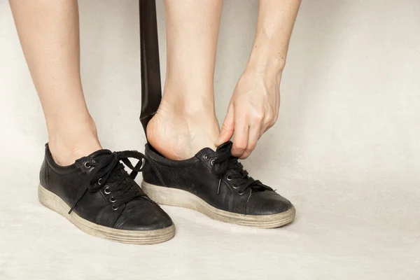 Γυναικεία Παπούτσια Μαύρα Sneakers Ένα Shoehorn Λευκό Φόντο Παπούτσια Μαύρα — Φωτογραφία Αρχείου