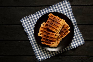 Viyana Waffle 'ı ahşap bir masada ve kahveli bir fincan, kahvaltıda waffle.