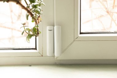 Pencerede pencere açma sensörü asılı, ev alarm sistemi, ev koruması, ev alarmı