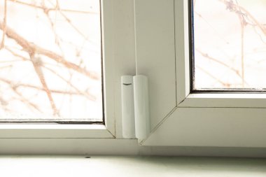 Pencerede pencere açma sensörü asılı, ev alarm sistemi, ev koruması, ev alarmı