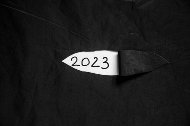 Yırtık kumaş üzerine yazılı 2023, mutlu yıllar 2023