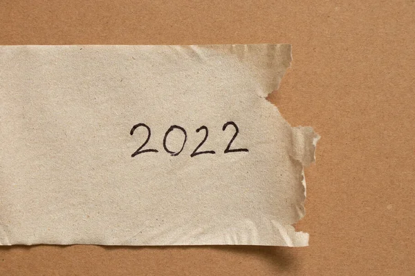 2022年写在孤立的背景下的卫生纸上快乐地度过2022年 — 图库照片