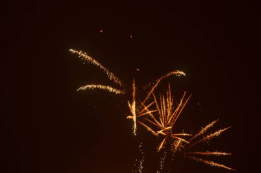 Ukrayna 'da gece gökyüzünde havai fişekler, Dnipro şehri, mutlu yıllar 2022