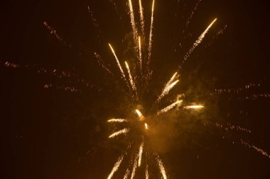 Ukrayna 'da gece gökyüzünde havai fişekler, Dnipro şehri, mutlu yıllar 2022