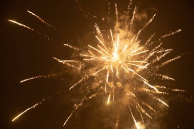 Ukrayna 'da gece gökyüzünde havai fişekler, Dnipro şehri, mutlu yıllar 2022