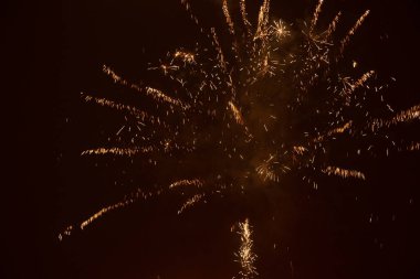 Ukrayna 'da gece gökyüzünde havai fişekler, Dnipro şehri, mutlu yıllar 2022