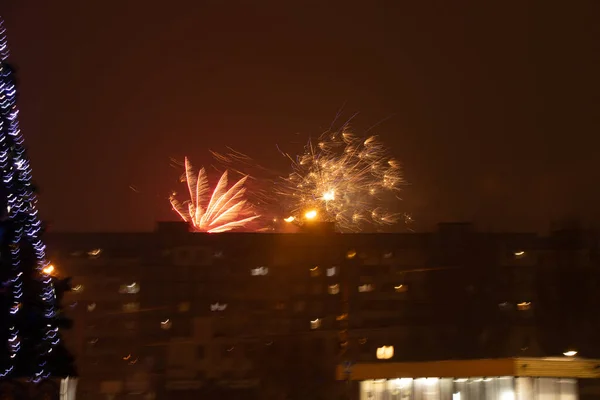 Fogos Artifício Céu Noturno Contra Fundo Edifícios Vários Andares Uma — Fotografia de Stock