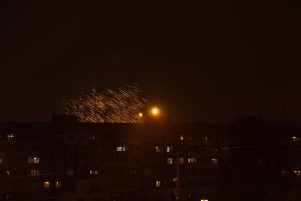 ウクライナのスリーピングエリア ドニプロ市 ハッピーニューイヤー2022の複数階建ての建物の背景に夜空の花火 — ストック写真