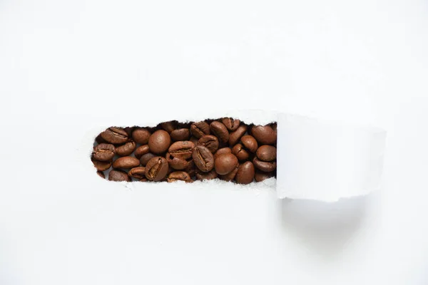 隔離された白い背景のコーヒー豆 コーヒーの背景 引き裂かれた紙と穴のコーヒー — ストック写真